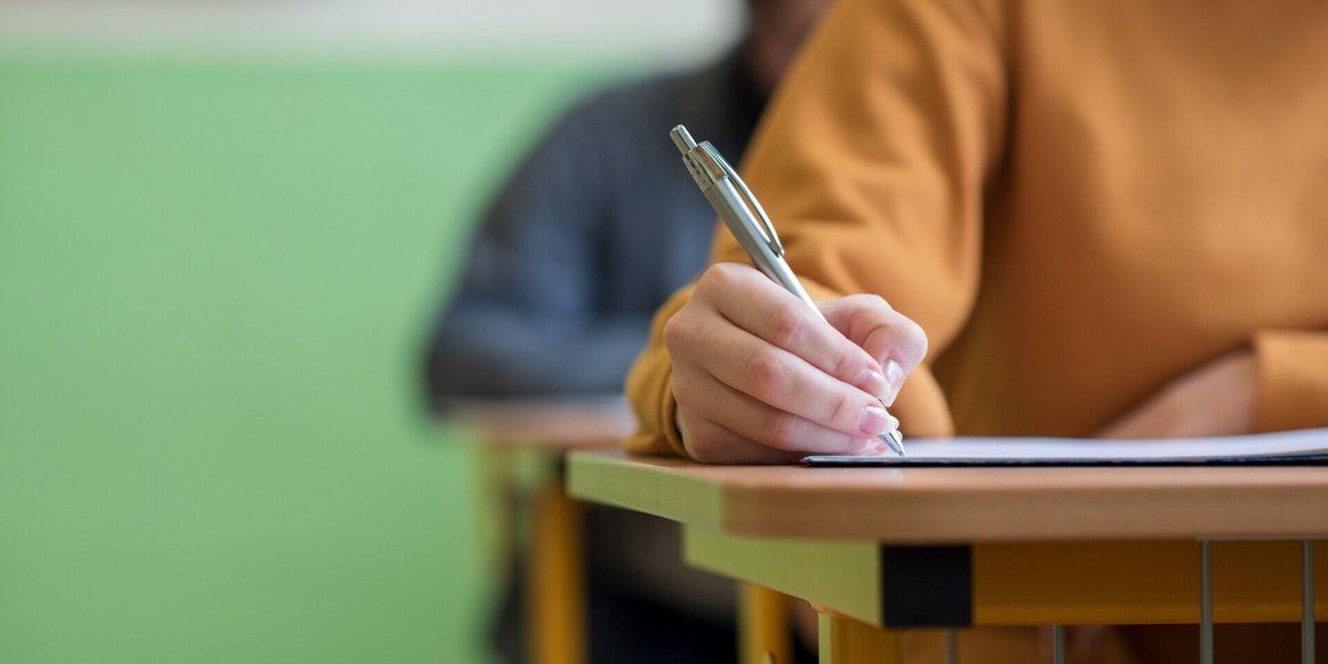 Peste 100.000 de elevi din întreaga țară au susținut, în perioada 23-26 martie, probele de simulare a examenului național de Bacalaureat, un eveniment crucial pentru pregătirea și validarea eforturilor educaționale ale tinerelor generații