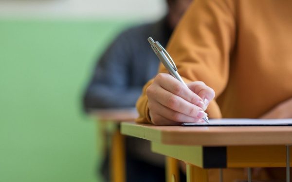 Peste 100.000 de elevi din întreaga țară au susținut, în perioada 23-26 martie, probele de simulare a examenului național de Bacalaureat, un eveniment crucial pentru pregătirea și validarea eforturilor educaționale ale tinerelor generații