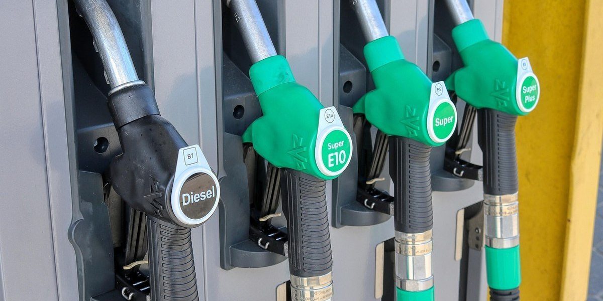 Un lanț de benzinării din România vinde sâmbătă motorina premium mai ieftin decât cea standard, în condițiile în care, potrivit uzualului, acest tip de carburant costă de obicei mai mult