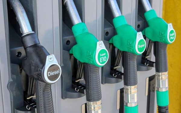 Un lanț de benzinării din România vinde sâmbătă motorina premium mai ieftin decât cea standard, în condițiile în care, potrivit uzualului, acest tip de carburant costă de obicei mai mult