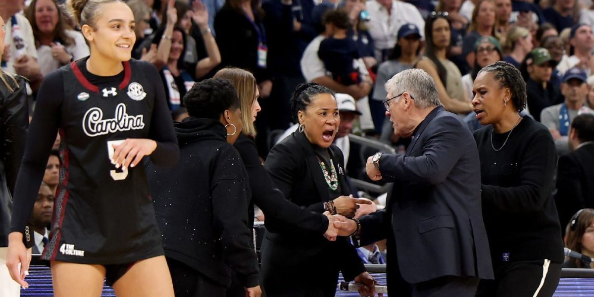 Antrenorul universitar UConn, Geno Auriemma, și-a cerut scuze oficial pentru comportamentul său în timpul finalului meciului semifinal de la turneul Final Four feminin, din cauza unei altercații cu antrenoarea South Carolina, Dawn Staley