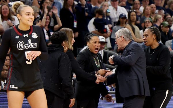 Antrenorul universitar UConn, Geno Auriemma, și-a cerut scuze oficial pentru comportamentul său în timpul finalului meciului semifinal de la turneul Final Four feminin, din cauza unei altercații cu antrenoarea South Carolina, Dawn Staley