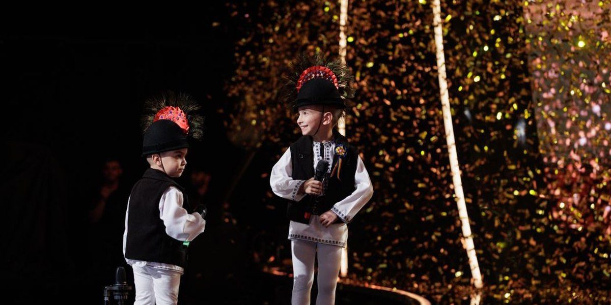 Frații Eric și Eduard Radu, în vârstă de 7 și 3 ani, au făcut senzație pe scena emisiunii „Românii au Talent”, unde au primit Golden Buzz de la Pavel Bartoș, în urma unui moment de dans popular deosebit de apreciat