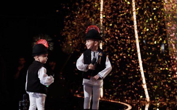 Frații Eric și Eduard Radu, în vârstă de 7 și 3 ani, au făcut senzație pe scena emisiunii „Românii au Talent”, unde au primit Golden Buzz de la Pavel Bartoș, în urma unui moment de dans popular deosebit de apreciat