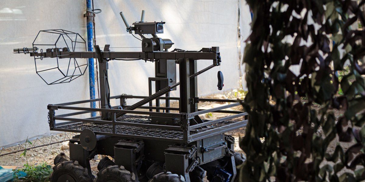 Inteligența artificială devine un element tot mai prezent pe fronturile moderne, oferind armatei un avantaj tehnologic important