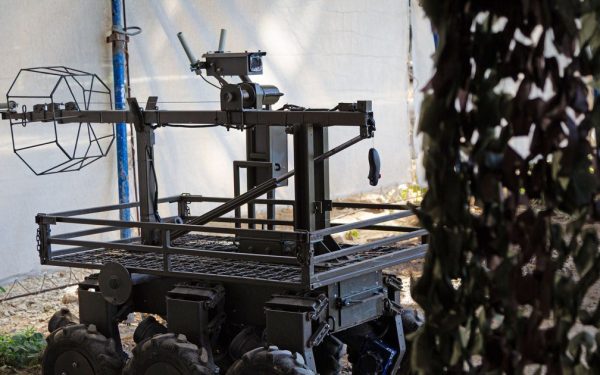 Inteligența artificială devine un element tot mai prezent pe fronturile moderne, oferind armatei un avantaj tehnologic important