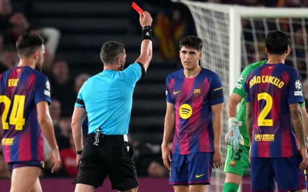 Arbitrajul video (VAR) continuă să stârnească controverse în fotbal, deciziile luate fiind adesea dezbătute aprins de fani, jucători și antrenori