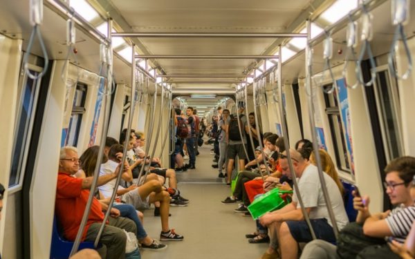 Cum a eșuat Metrorex: 186 de angajați vând bilete, deși există automate