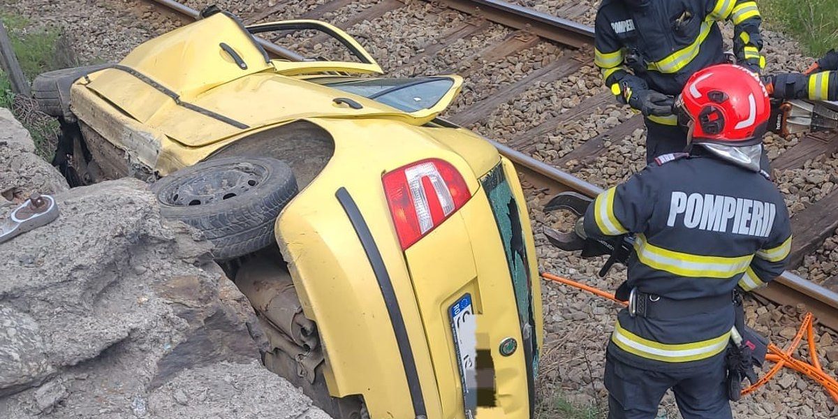 Accident GRAV în Vâlcea: Mașină, proiectată lângă Calea Ferată. Două victime, resuscitate