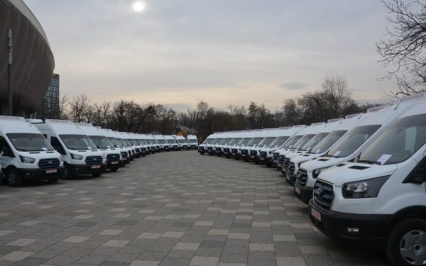 Avertisment la Argeș: CJ, microbuze la suprapreț? Bolojan, preț similar la Oradea