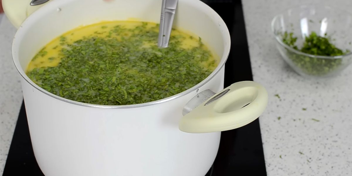 Ciorbă de miel: Condimentul criminal pe care să-l eviți sub orice formă!