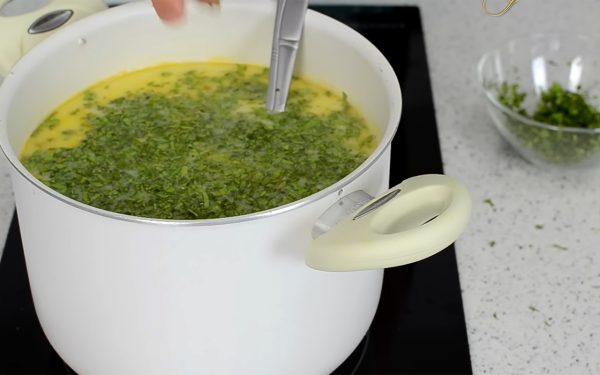 Ciorbă de miel: Condimentul criminal pe care să-l eviți sub orice formă!