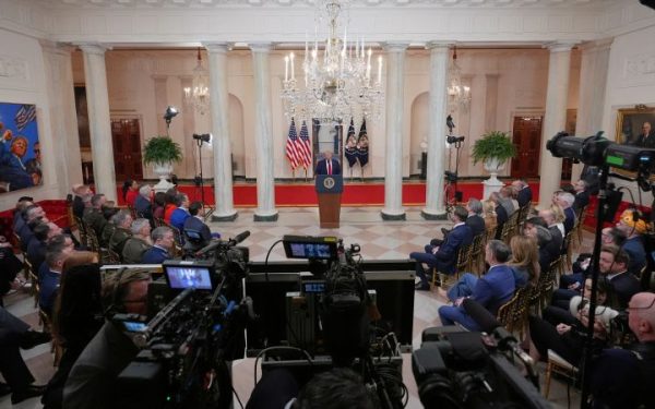 Donald Trump a susținut miercuri seară, în cadrul unei declarații la Casa Albă, o explicație strictă și aparent temperată privind decizia sa de a lansa atacuri împotriva Iranului, însă protestele publicului și reacția pieței indică un peisaj politic și economic extrem de tensionat