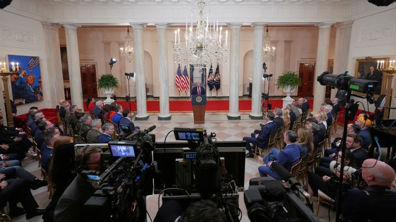 Donald Trump a susținut miercuri seară, în cadrul unei declarații la Casa Albă, o explicație strictă și aparent temperată privind decizia sa de a lansa atacuri împotriva Iranului, însă protestele publicului și reacția pieței indică un peisaj politic și economic extrem de tensionat