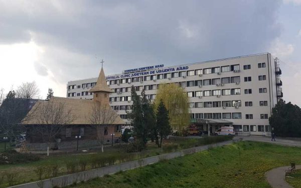 Un tânăr de 24 de ani a decedat vineri, la Spitalul Clinic Județean de Urgență Arad, după ce săptămâna trecută a suferit un accident grav de muncă