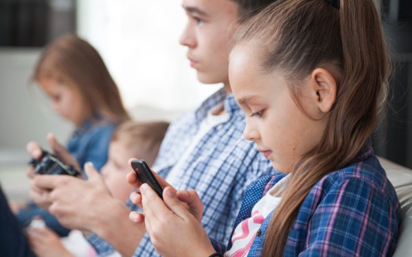 Interdicția Social Media, ignorată: Copiii din AUSTRALIA, activi online (Studiu)