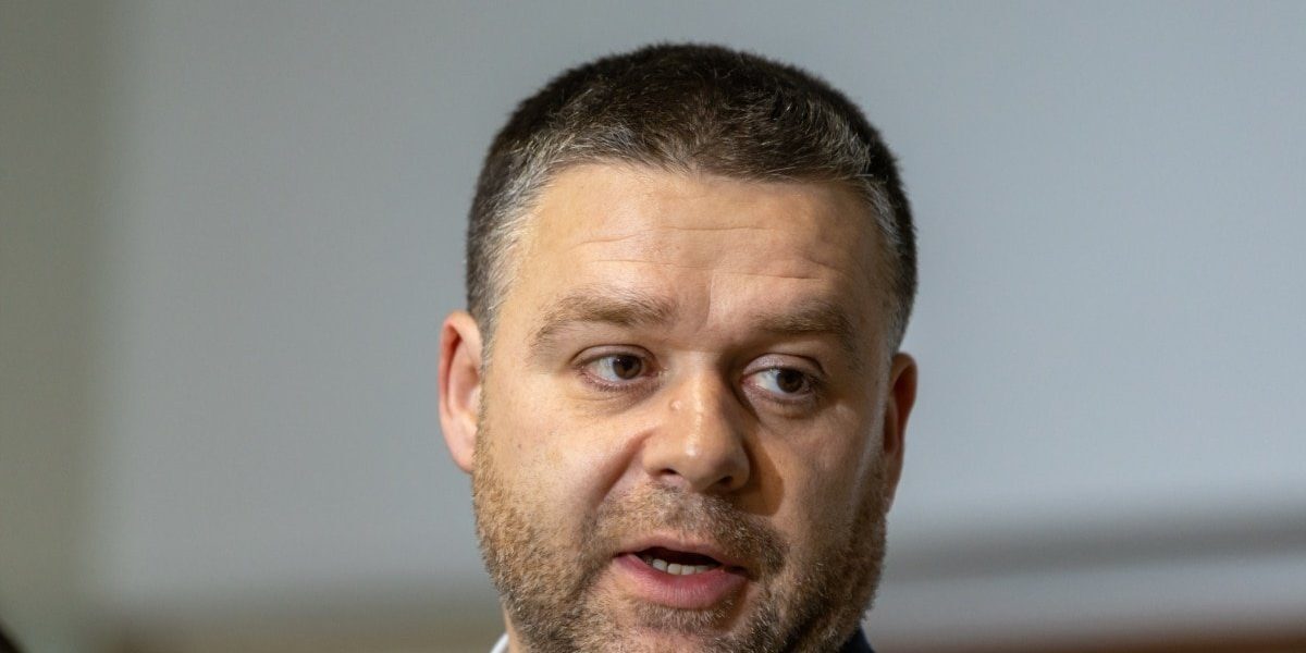 Primăria Capitalei lansează un proces amplu de reorganizare a aparatului administrativ Primarul Ciprian Ciucu a anunțat oficial un plan de restructurare a aparatului administrativ al Primăriei București, vizând reducerea în volum a numărului de angajați și adaptarea acestuia la nevoile reale ale administrației locale