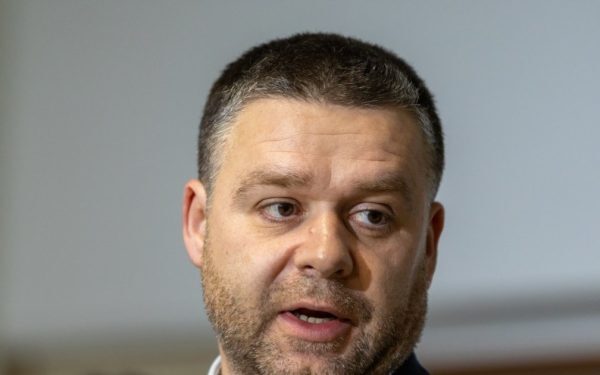 Primăria Capitalei lansează un proces amplu de reorganizare a aparatului administrativ Primarul Ciprian Ciucu a anunțat oficial un plan de restructurare a aparatului administrativ al Primăriei București, vizând reducerea în volum a numărului de angajați și adaptarea acestuia la nevoile reale ale administrației locale