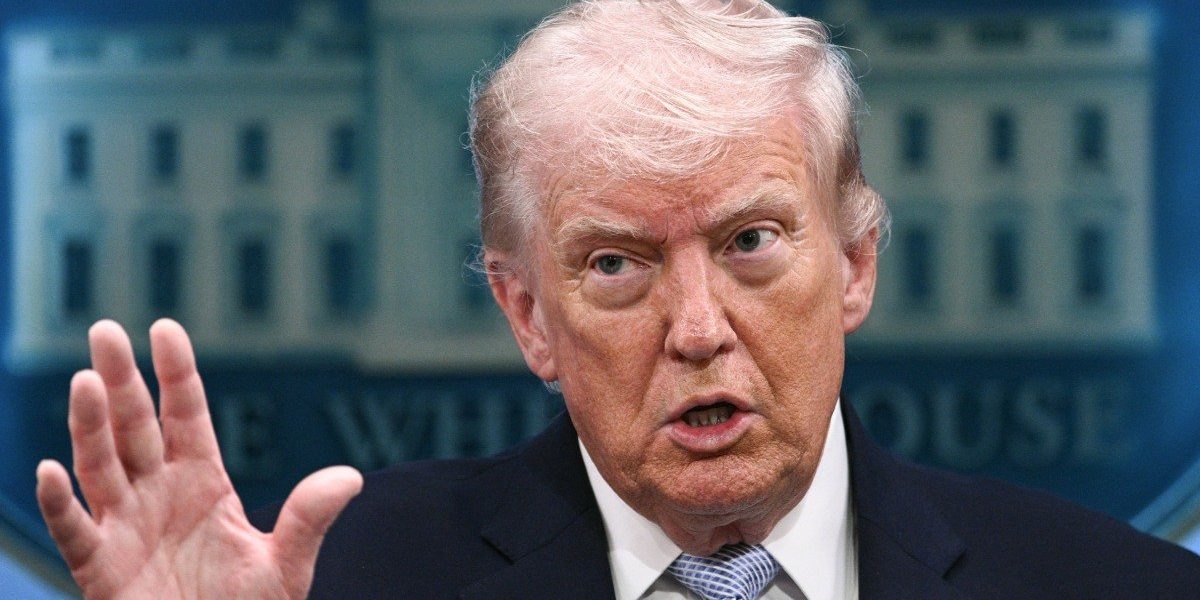 Zeci de democrați cer demiterea lui DONALD Trump după amenințările cu Iranul