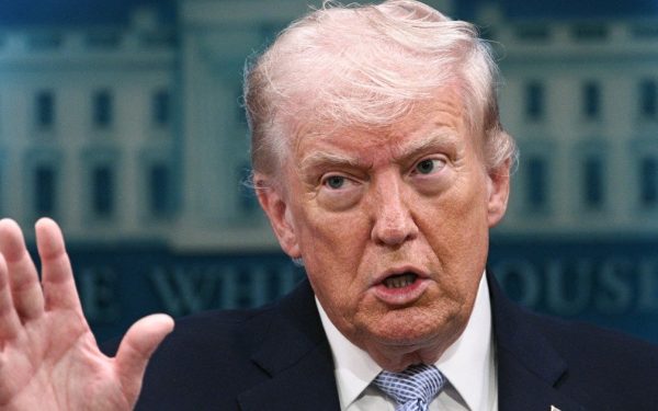 Zeci de democrați cer demiterea lui DONALD Trump după amenințările cu Iranul