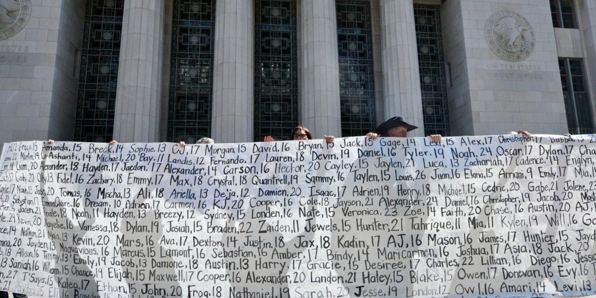 Un juriu din Los Angeles a decis că platformele Meta și YouTube sunt responsabile pentru prejudiciile suferite de o tânără ca urmare a designului „adictiv” al serviciilor lor, iar decizia a fost însoțită de obligativitatea companiilor de a plăti despăgubiri totale de 6 milioane de dolari