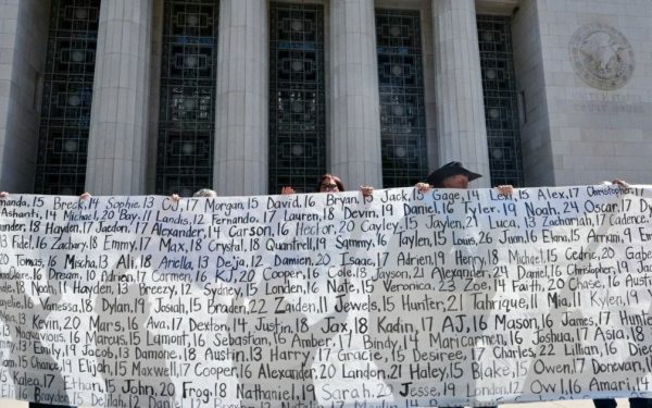 Un juriu din Los Angeles a decis că platformele Meta și YouTube sunt responsabile pentru prejudiciile suferite de o tânără ca urmare a designului „adictiv” al serviciilor lor, iar decizia a fost însoțită de obligativitatea companiilor de a plăti despăgubiri totale de 6 milioane de dolari