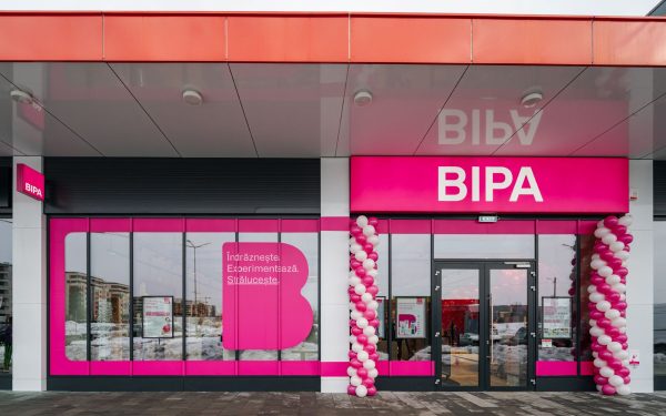 extindere rapidă a rețelei BIPA în România Compania BIPA, retailer de origine austriacă, își intensifică activitatea pe piața din România, după ce a deschis două magazine anul acesta în București și Chiajna