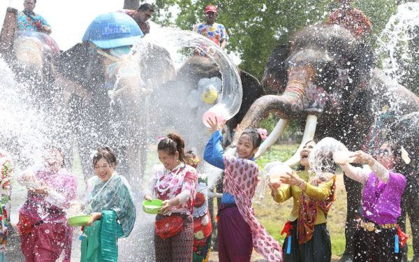 Laos: Sărbătoare tradițională de Anul Nou, cu o explozie de culoare și cultură