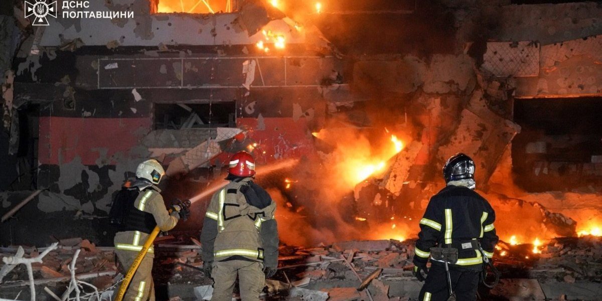Un nou atac rusesc asupra orașului Harkov a provocat rănirea a opt persoane, după ce o rachetă și o dronă au lovit o clădire rezidențială cu nouă etaje, provocând distrugeri parțiale la nivel structural