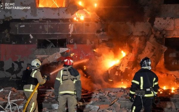 Un nou atac rusesc asupra orașului Harkov a provocat rănirea a opt persoane, după ce o rachetă și o dronă au lovit o clădire rezidențială cu nouă etaje, provocând distrugeri parțiale la nivel structural