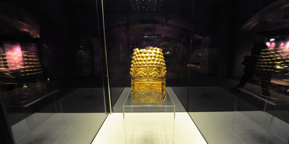 Cât te costă o vizită la Muzeul Național de Istorie? Coiful de la Coțofenești, expus