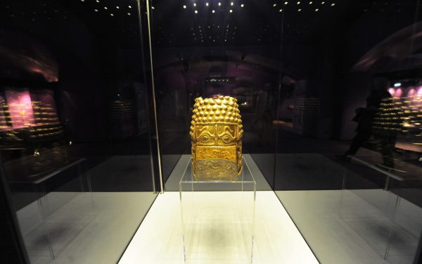 Cât te costă o vizită la Muzeul Național de Istorie? Coiful de la Coțofenești, expus