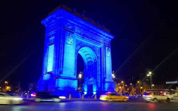 Bucureștiul a devenit, luni seară, scena unui spectacol de solidaritate și conștientizare, cu un impact vizual puternic: clădiri emblematice ale capitalei au fost iluminate cu culoarea albastru, culoarea simbol a zilei mondiale dedicată autismului