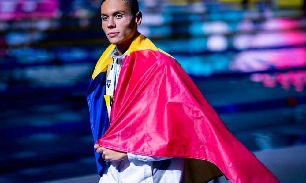 David Popovici, campionul olimpic, își mobilizează susținătorii pentru o cauză umanitară David Popovici, cel mai cunoscut înotător român și campion olimpic, și-a anunțat recent implicarea într-o campanie de strângere de fonduri pentru Hope and Homes for Children, organizație dedicată sprijinirii copiilor vulnerabili