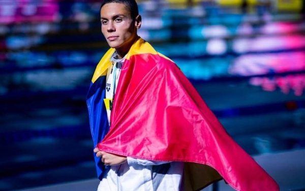 David Popovici, campionul olimpic, își mobilizează susținătorii pentru o cauză umanitară David Popovici, cel mai cunoscut înotător român și campion olimpic, și-a anunțat recent implicarea într-o campanie de strângere de fonduri pentru Hope and Homes for Children, organizație dedicată sprijinirii copiilor vulnerabili