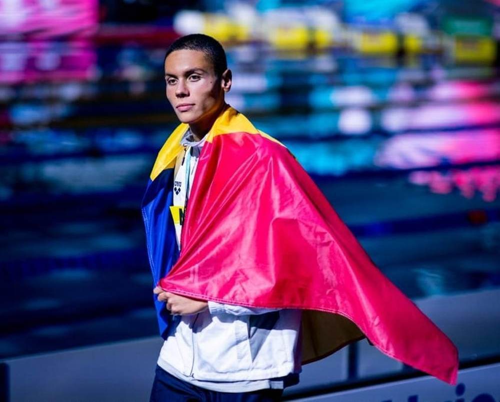 David Popovici, campionul olimpic, își mobilizează susținătorii pentru o cauză umanitară David Popovici, cel mai cunoscut înotător român și campion olimpic, și-a anunțat recent implicarea într-o campanie de strângere de fonduri pentru Hope and Homes for Children, organizație dedicată sprijinirii copiilor vulnerabili