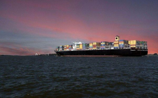 Iranul menține blocada asupra Strâmtorii Hormuz, dar permite tranzitul selectiv al unor nave aparținând unor state considerate “prietene” Iranul continuă să mențină blocada asupra Strâmtorii Hormuz, una dintre cele mai strategice rute maritime din lume, dar a început să permită trecerea selectivă a anumitor nave