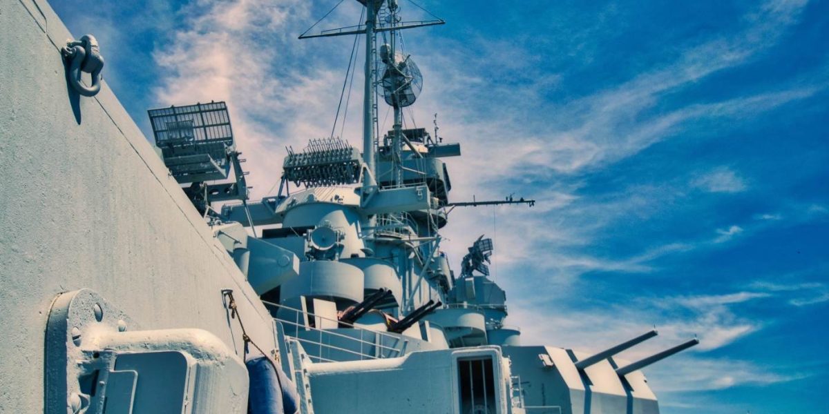 Iranul amenință: Navele militare, vizate în strâmtoarea Ormuz