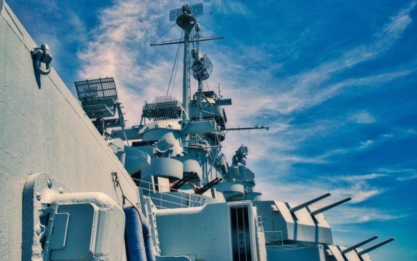 Iranul amenință: Navele militare, vizate în strâmtoarea Ormuz