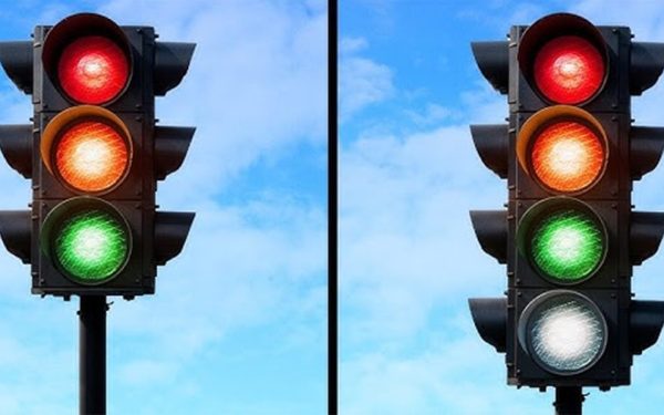 ȘOFERI, ATENȚIE: Semaforul cu 4 culori vine cu reguli noi