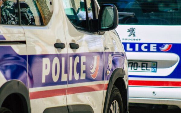 O elevă de 15 ani, înjunghiată de coleg în timpul orei, în Franța