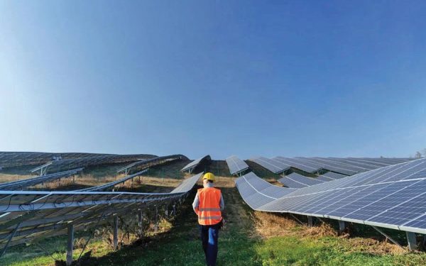 Record la regenerabile, dezastru în energie: De ce s-a prăbușit producția internă