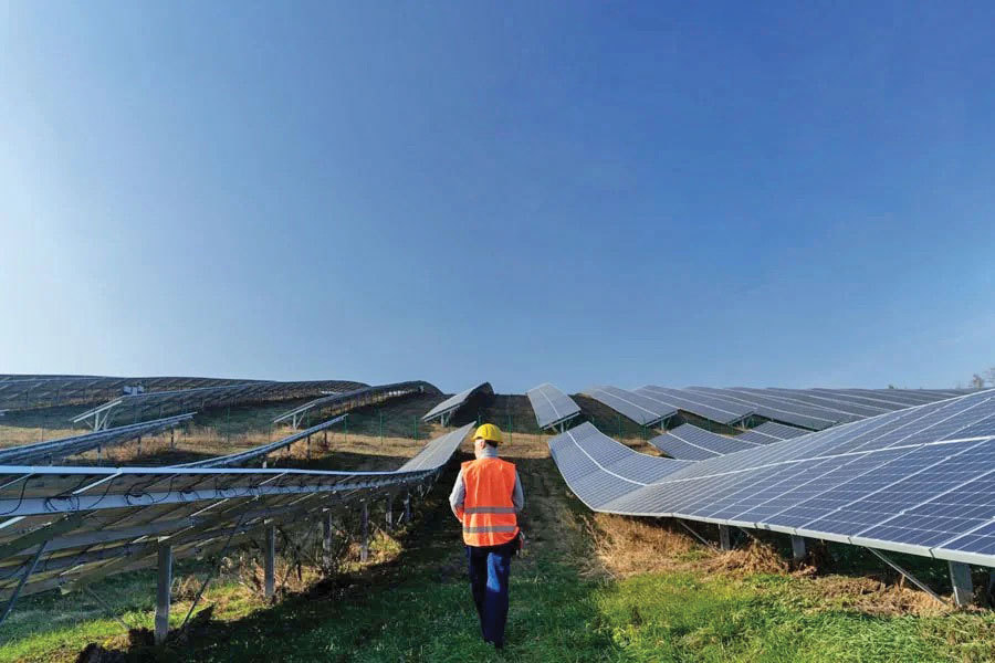 Record la regenerabile, dezastru în energie: De ce s-a prăbușit producția internă