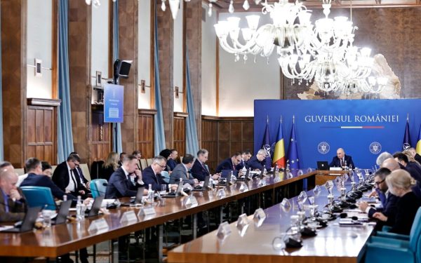 Guvernul României a început ședința de coaliție de joi dimineață cu un moment de reculegere în memoria legendarului antrenor Mircea Lucescu