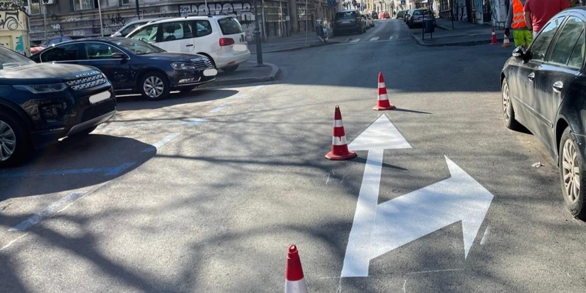 Din duminică, 5 aprilie, circulația în centrul Bucureștiului a suferit modificări semnificative, menite să fluidizeze traficul și să asigure o mai mare siguranță rutieră