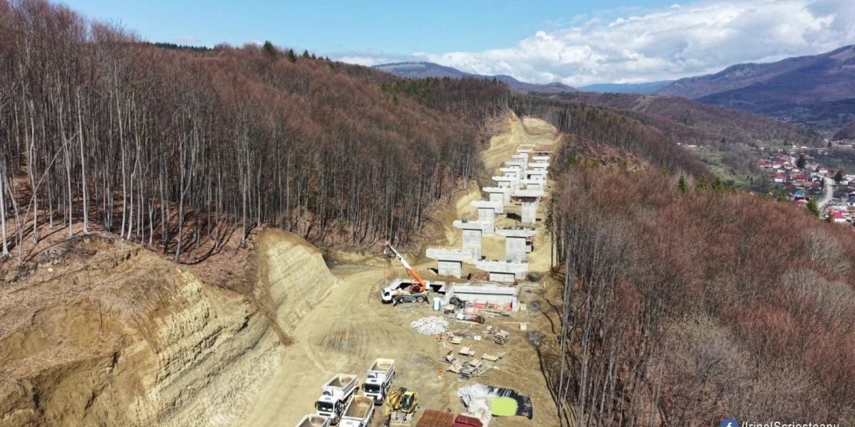 A1: 1.550 de muncitori și utilaje forțează Carpații pentru Tunelul Poiana