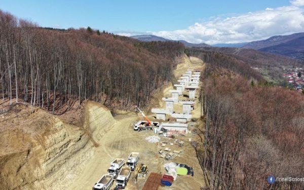 A1: 1.550 de muncitori și utilaje forțează Carpații pentru Tunelul Poiana