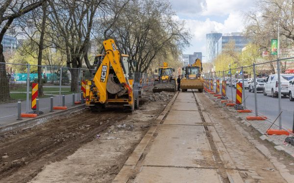 Lucrările de modernizare a liniilor de tramvai avansează pe mai multe tronsoane din București, inclusiv pe Lotul 6, unde intervențiile au debutat la sfârșitul lunii martie
