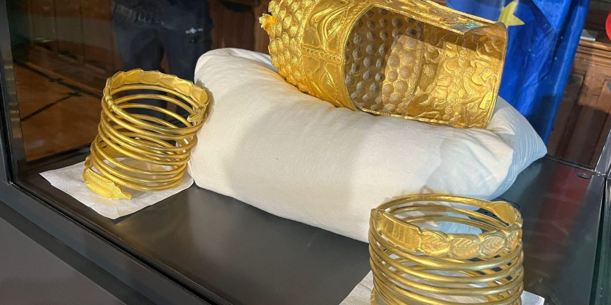 Coiful de la Coțofenești revine acasă: Expoziție-eveniment la Muzeul din București