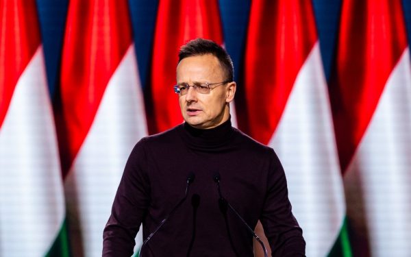 SZIJJARTO Peter, descoperit! Cum a ajuns la minister cu microbuzul